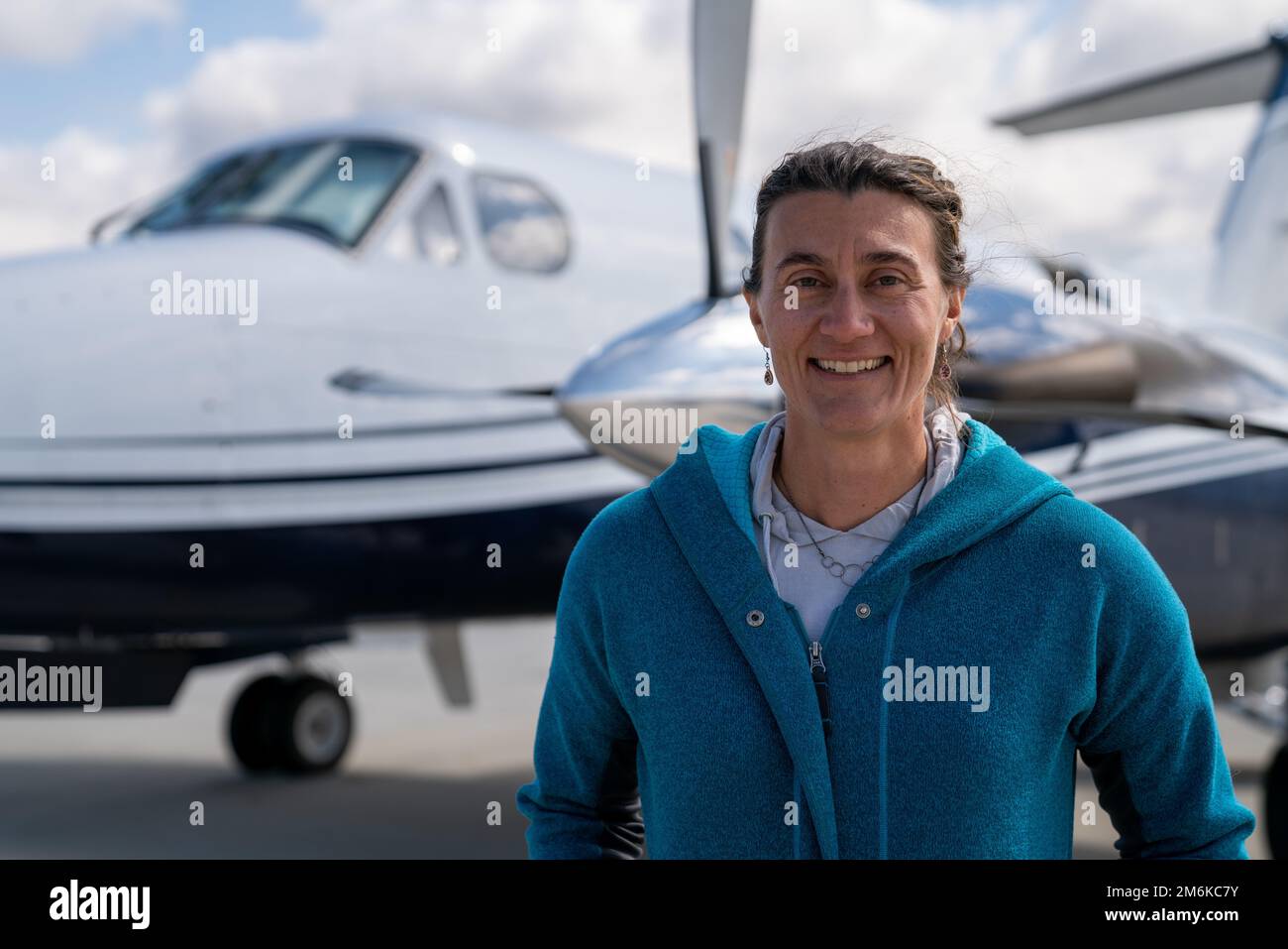 Lisa Allen, pilota aereo con il Bureau of Land Management National Aviation Office, si pone per una foto alla linea di volo del National Intergency Fire Center durante l'addestramento primaverile MAFFS a Boise, Idaho 29 aprile 2022. Le unità MAFFS sono in formazione per gli Stati Uniti Missione Northern Command. In caso di attivazione durante l'anno dell'incendio, First Air Force (AFNORTH), USA Il comando della componente aerea del comando del nord è il capo operativo del DoD per gli sforzi militari aerei per sostenere le richieste di assistenza antincendio dell'USDA Forest Service-National Interagency Fire Center. Foto Stock