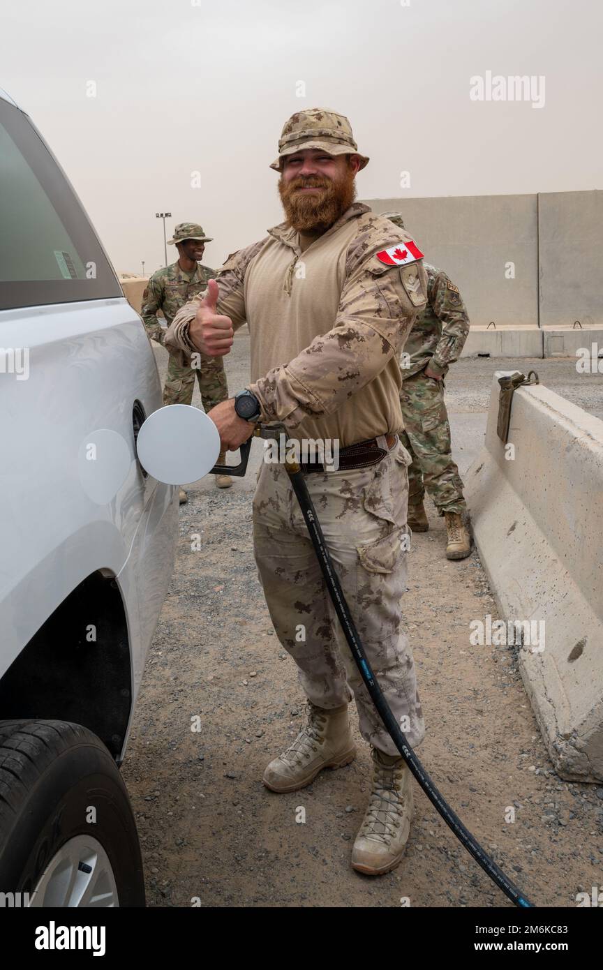 Xavier Rodrigue, direttore generale, OSH-Sha, Joint Task Force-IMPACT, pompa benzina in un veicolo alla pompa 3 dopo aver utilizzato il nuovo servizio di carburanti automatizzati presso la base aerea di Ali al Salem, Kuwait, 29 aprile 2022. Il nuovo servizio automatizzato di carburante sostituisce un processo obsoleto e migliora l'efficienza, la velocità e la precisione di fatturazione e monitoraggio. Foto Stock