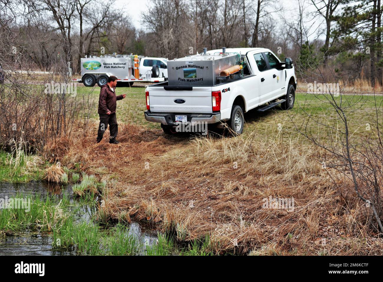 STATI UNITI Servizio Fish and Wildlife personale del vivaio ittico di Genova, Wisconsin, stock di trote arcobaleno nel lago Stillwell il 29 aprile 2022, a Fort McCoy, Wisconsin. Alla fine di aprile 2022, il personale del vivaio ha piantato più di 16.000 trote arcobaleno nei corsi d'acqua di Fort McCoy in preparazione per la stagione di pesca 2022. Foto Stock