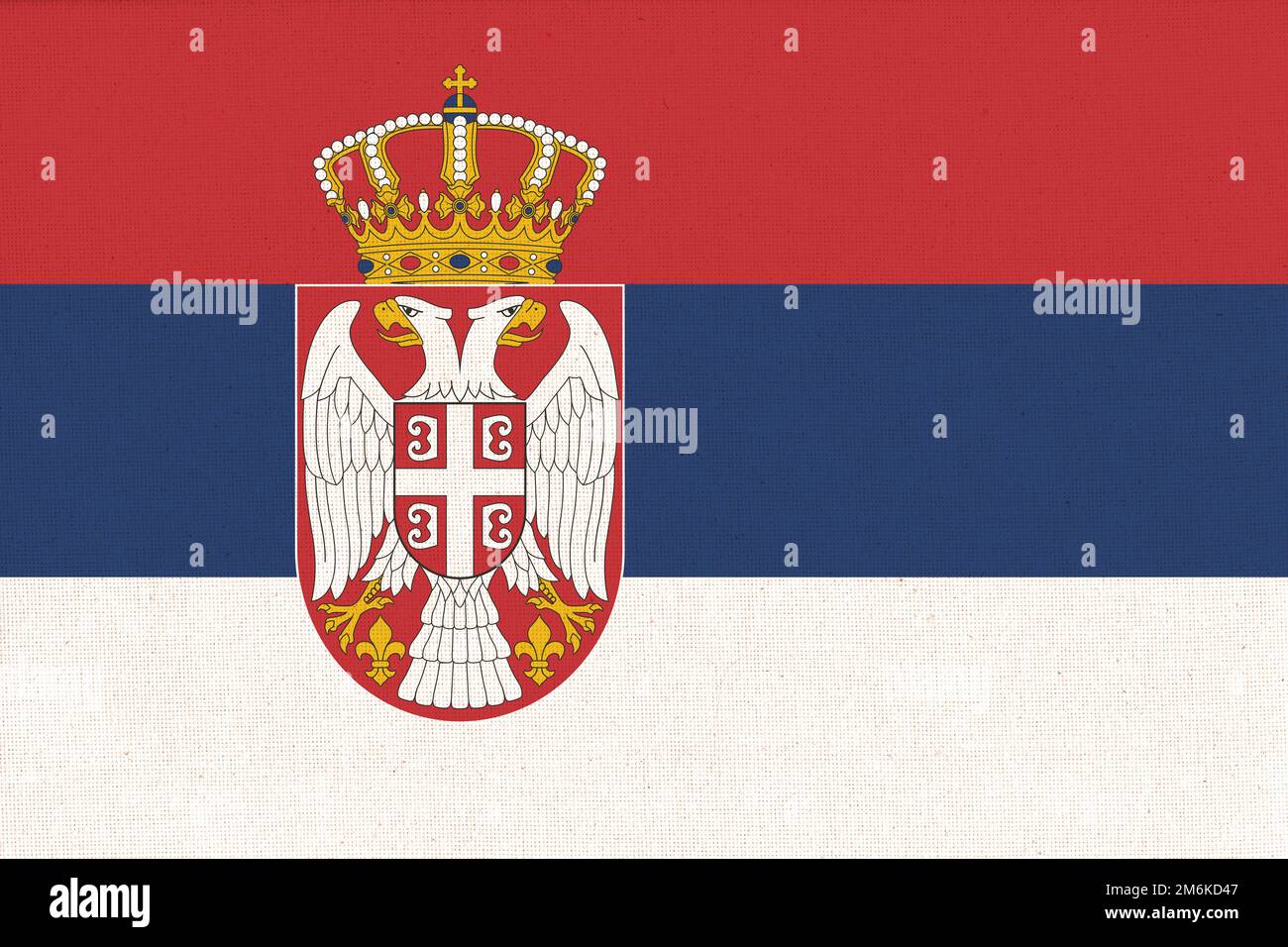 Bandiera della Serbia. Bandiera serba sulla trama del tessuto. Simbolo nazionale serbo Foto Stock