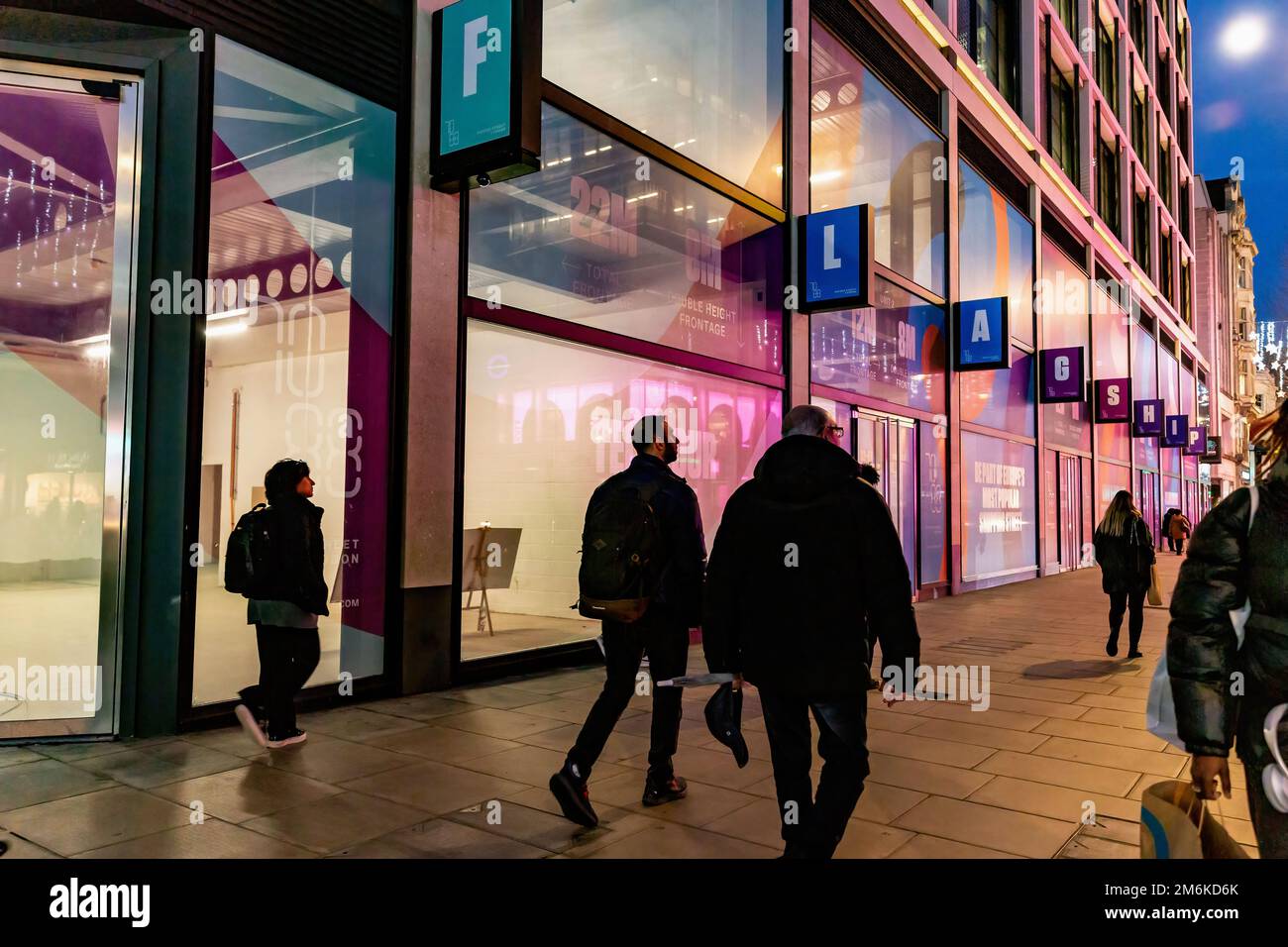 Londra, Regno Unito. 04th Jan, 2023. Gli acquirenti passano davanti a uno spazio vuoto per lo shopping a Oxford Street nel centro di Londra, c'è un numero crescente di negozi disponibili per l'affitto a Oxford Street come il commercio si muove online e la recessione aumenta. L'aumento continuo del costo della crisi vivente significherà che la recessione del Regno Unito potrebbe durare più a lungo di quanto si pensasse in precedenza. Credit: SOPA Images Limited/Alamy Live News Foto Stock