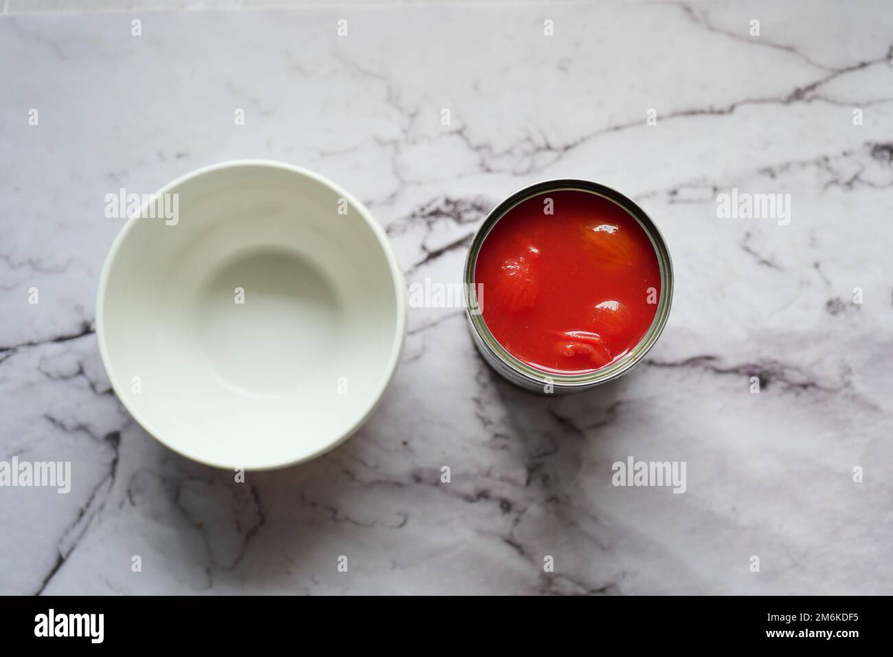 conserva il pomodoro in scatola in una ciotola Foto Stock