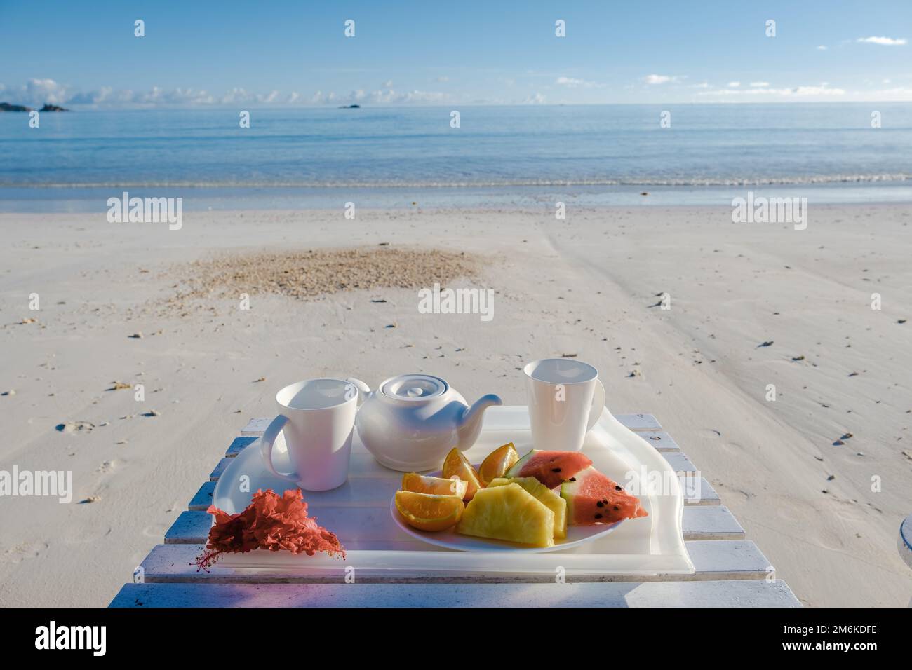 Praslin Seychelles, lussuosa villa bungalow self catering in un giardino tropicale alle Seychelles, con prima colazione sul beahc Foto Stock