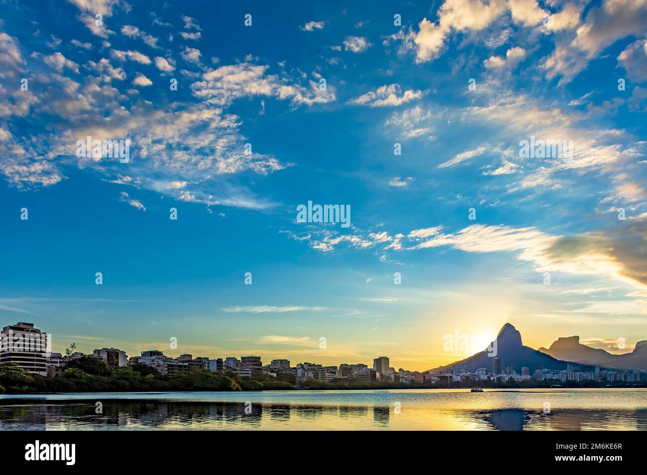 Tramonto alla laguna di Rodrigo de Freitas nella città di Rio de Janeiro Foto Stock