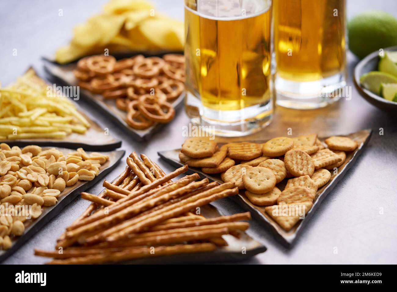 Deliziosi spuntini alla birra sul tavolo Foto Stock