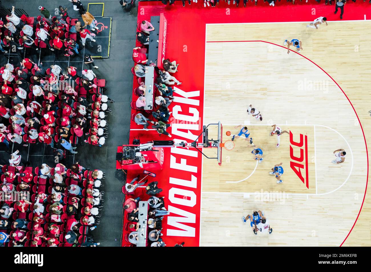 Entrambe le squadre si preparano per un rimbalzo durante la partita di pallacanestro del NCAA College tra i Duke Blue Devils e il North Carolina state Wolfpack alla PNC Arena sabato 4 gennaio 2023 a Raleigh, North Carolina. Jacob Kupferman/CSM Foto Stock