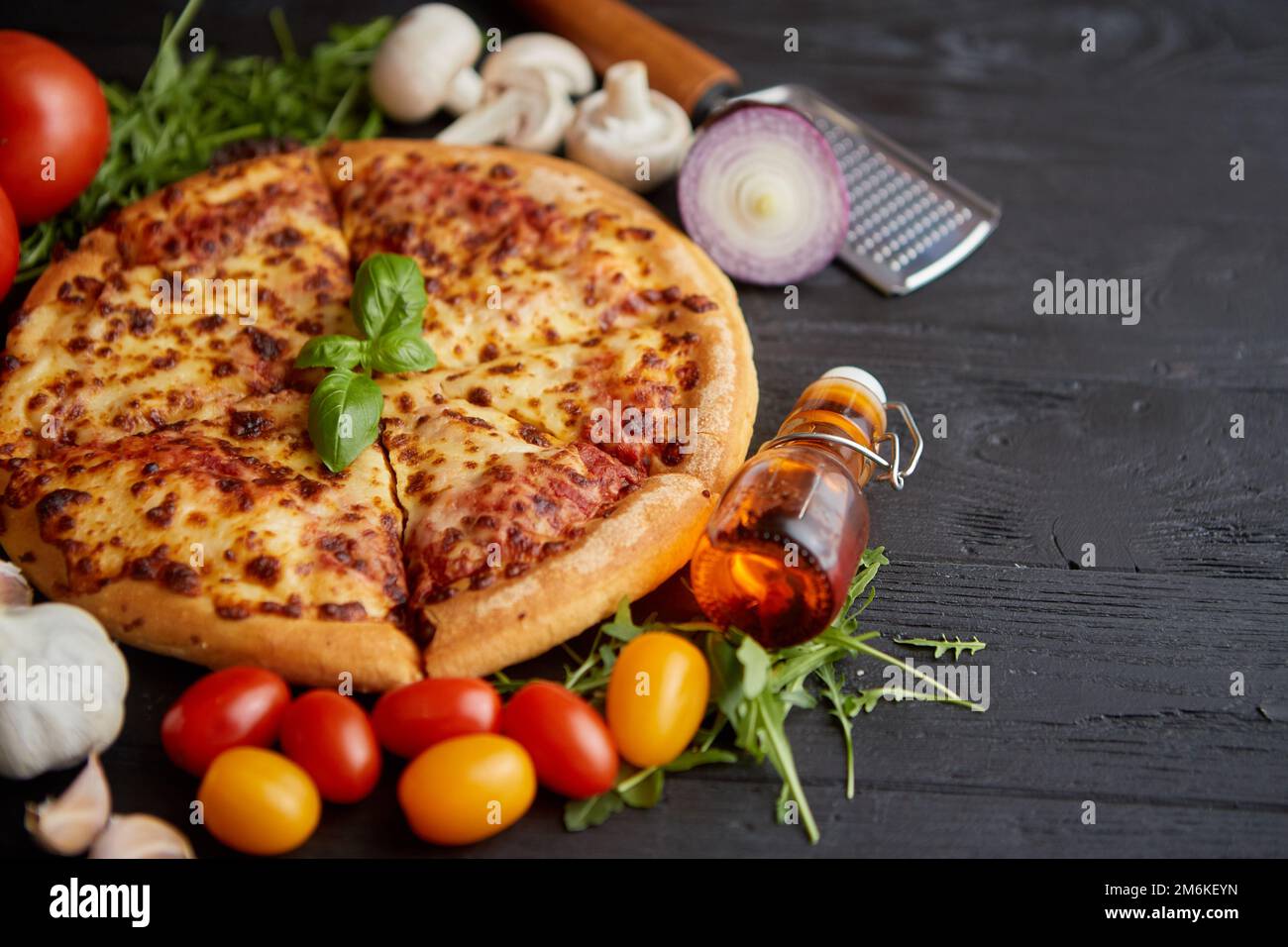 Freschi di forno, caldo stile americano la pizza con tutti i vari ingredienti sul lato Foto Stock