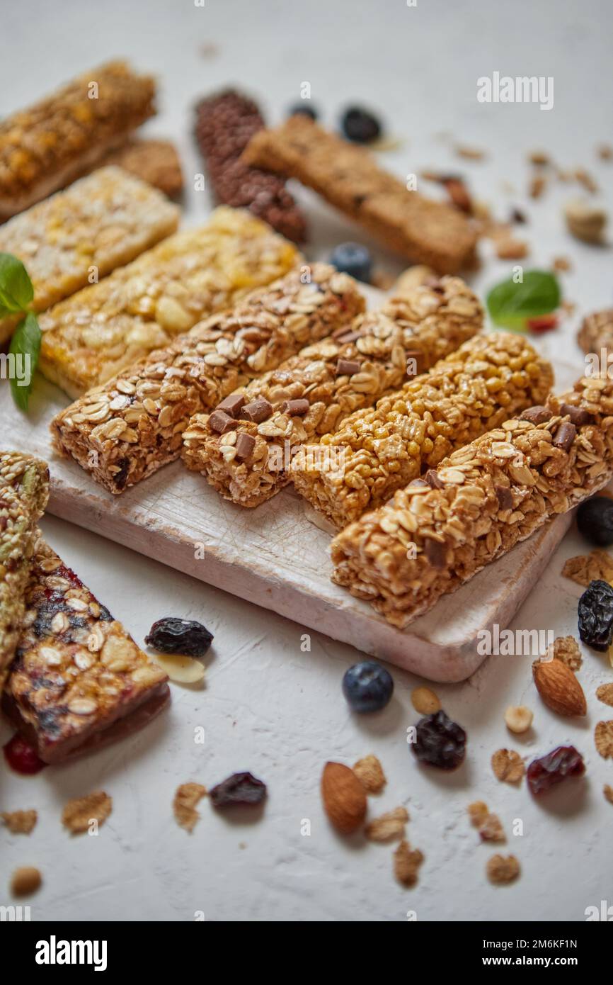 Barrette di granola senza glutine fatte in casa con noci miste, semi, frutta secca Foto Stock