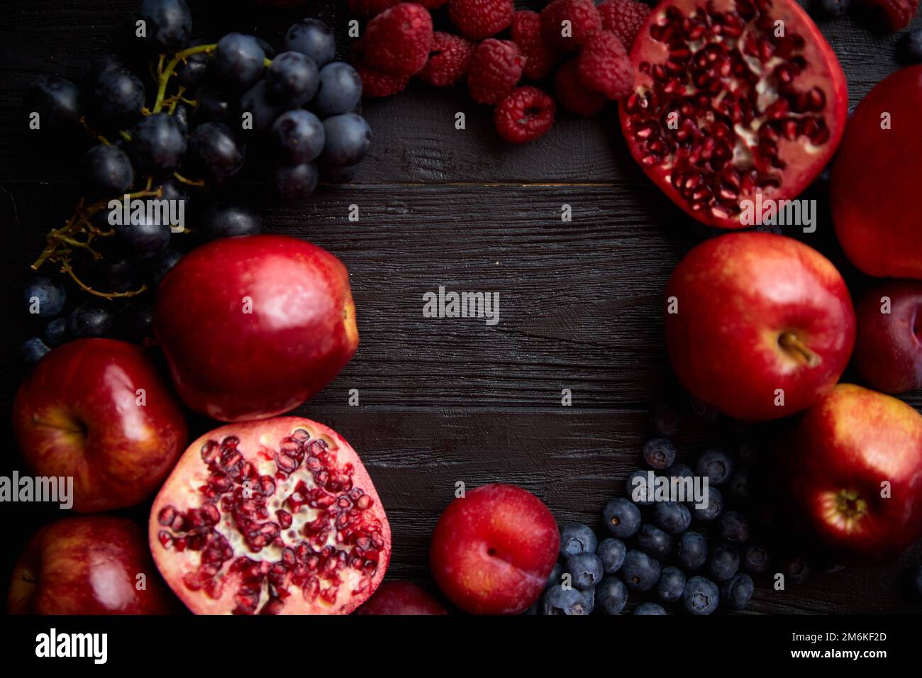 Mix di frutta fresca rossa e nera. Con succhi di frutta freschi imbottigliati Foto Stock