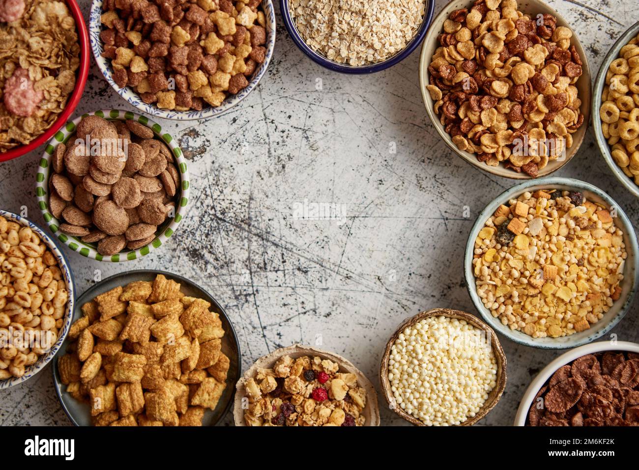 Assortimento di tipi diversi cereali immessi in ceramica ciotole sul tavolo Foto Stock