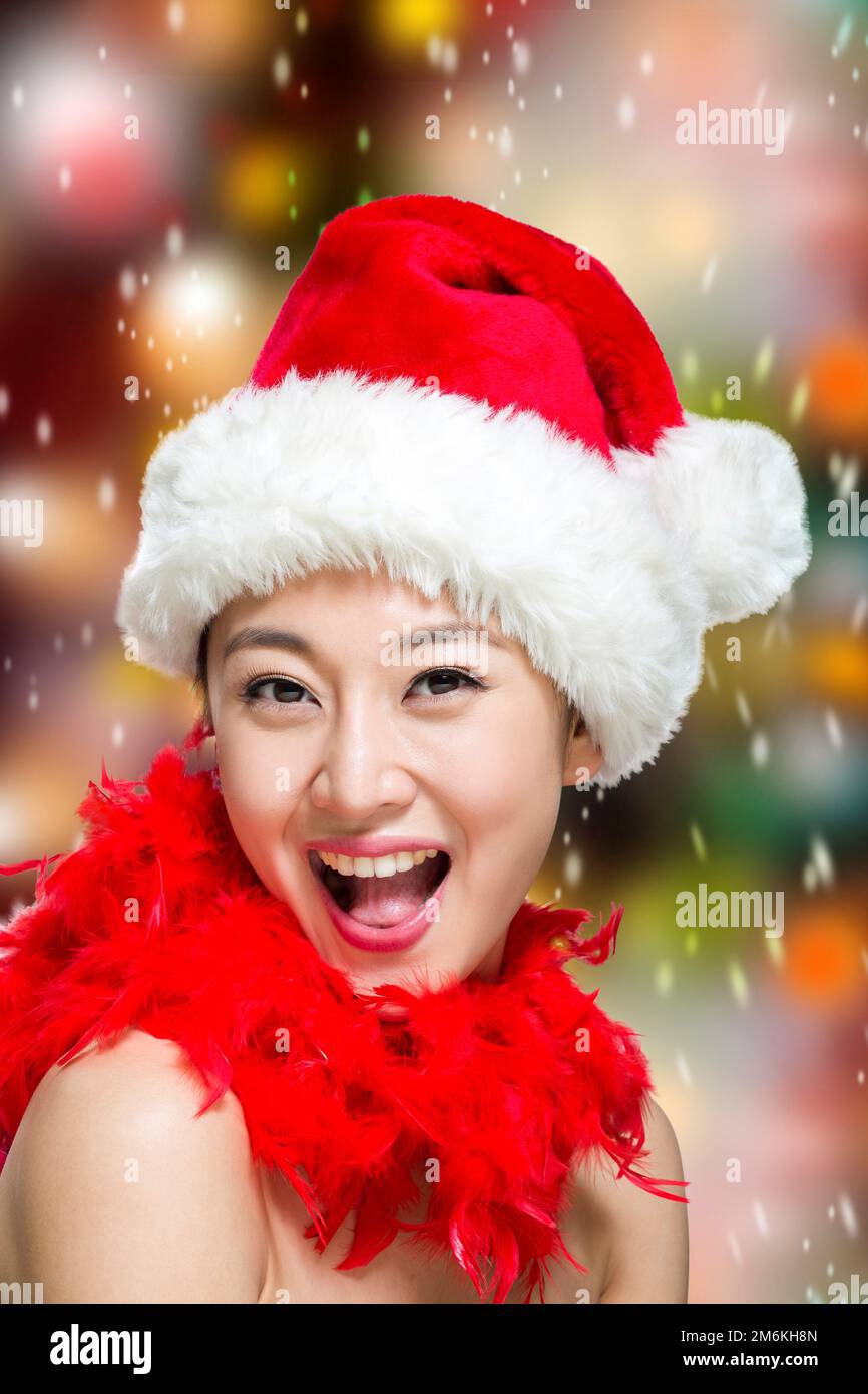 Capannone giovane donna indossare cappello di Natale Foto Stock