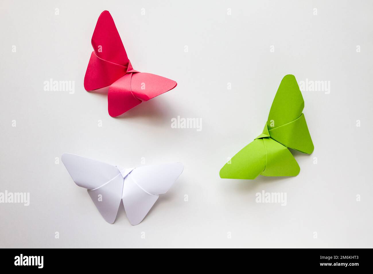 Origami farfalla di carta verde, rossa e bianca isolato su sfondo bianco  Foto stock - Alamy