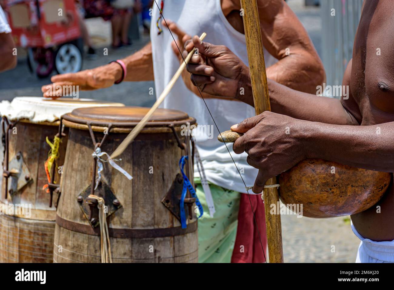 Berimbau e atabaque giocatori durante la presentazione di capoeira brasiliano Foto Stock