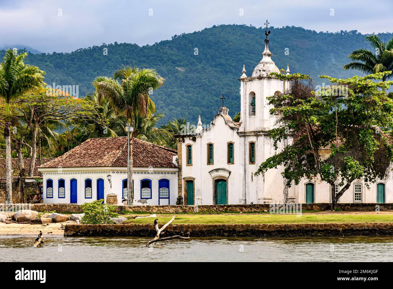 Chiesa, montagne e vecchie case in stile coloniale nella storica città di Paraty Foto Stock