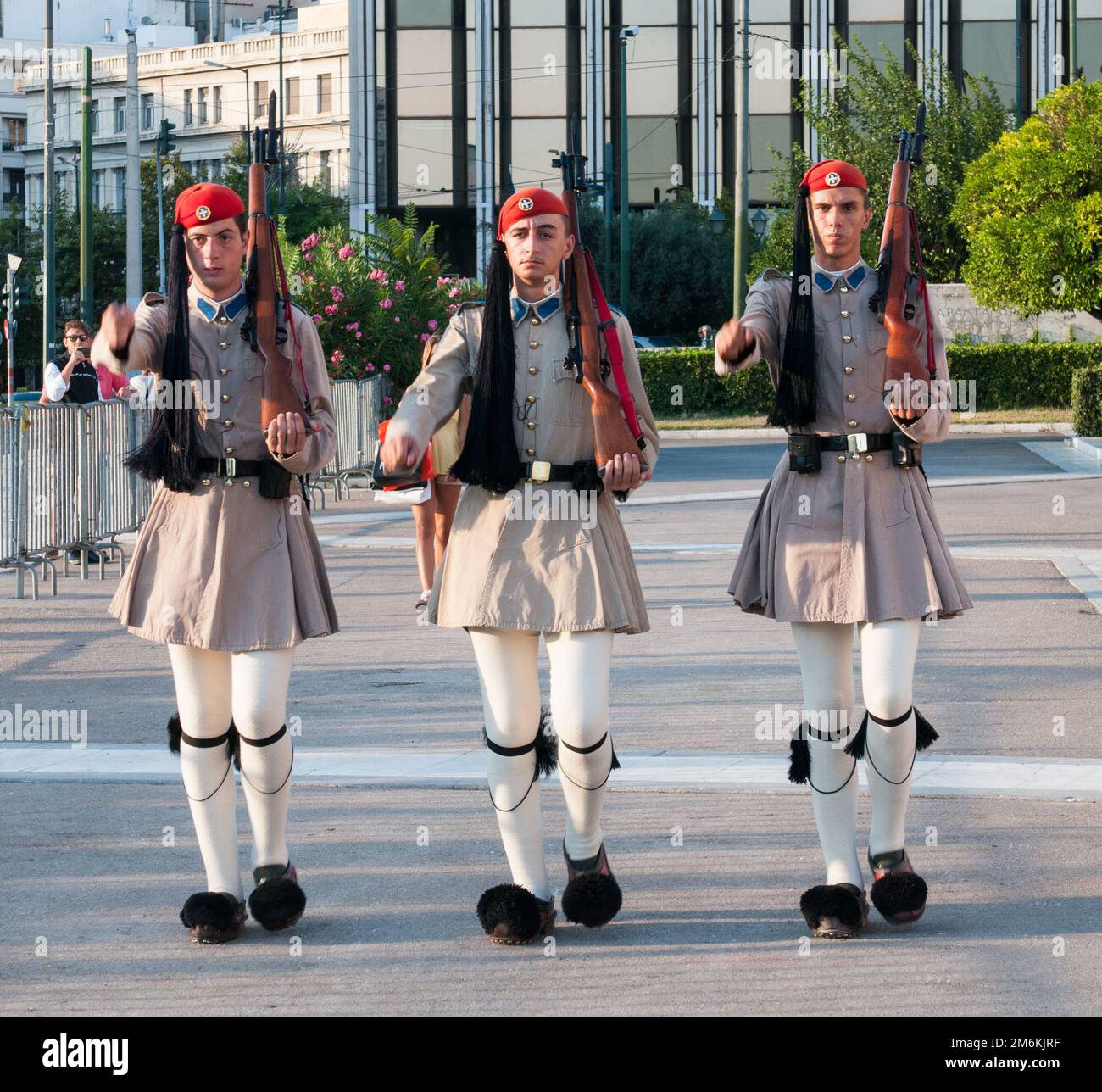 Soldati militari di Evzones che marciano ad Atene, Grecia Foto Stock