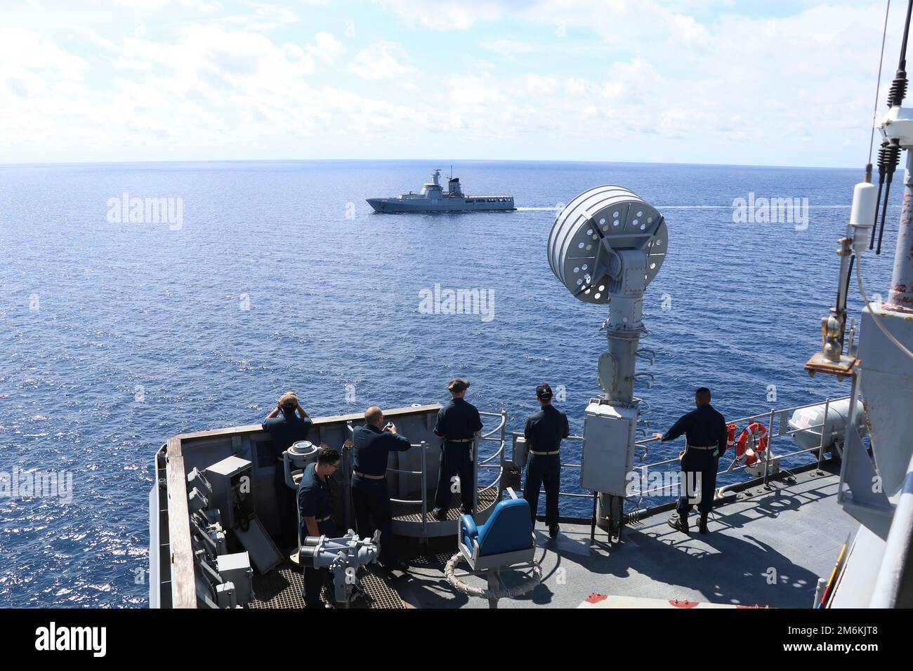 MARE DELLE FILIPPINE (29 aprile 2022) la nave di pattuglia offshore della Royal Brunei Navy KDB Daruttaqwa (OPV 09), conduce un passo di addio con la nave di sbarco anfibio USS Ashland (LSD 48) dopo aver condotto esercizi bilaterali nel Mare delle Filippine. Ashland, parte dello Squadrone anfibio 11, opera nell'area operativa della flotta degli Stati Uniti 7th per migliorare l'interoperabilità con alleati e partner e servire come pronta forza di risposta per difendere la pace e la stabilità nella regione dell'Indo-Pacifico. Foto Stock