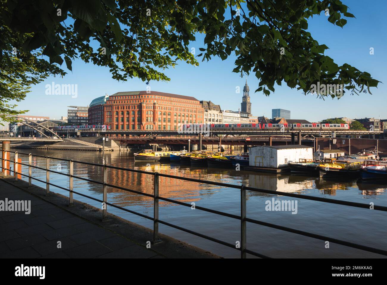 Vista di Amburgo su un canale con linea metropolitana e forma di citry Foto Stock