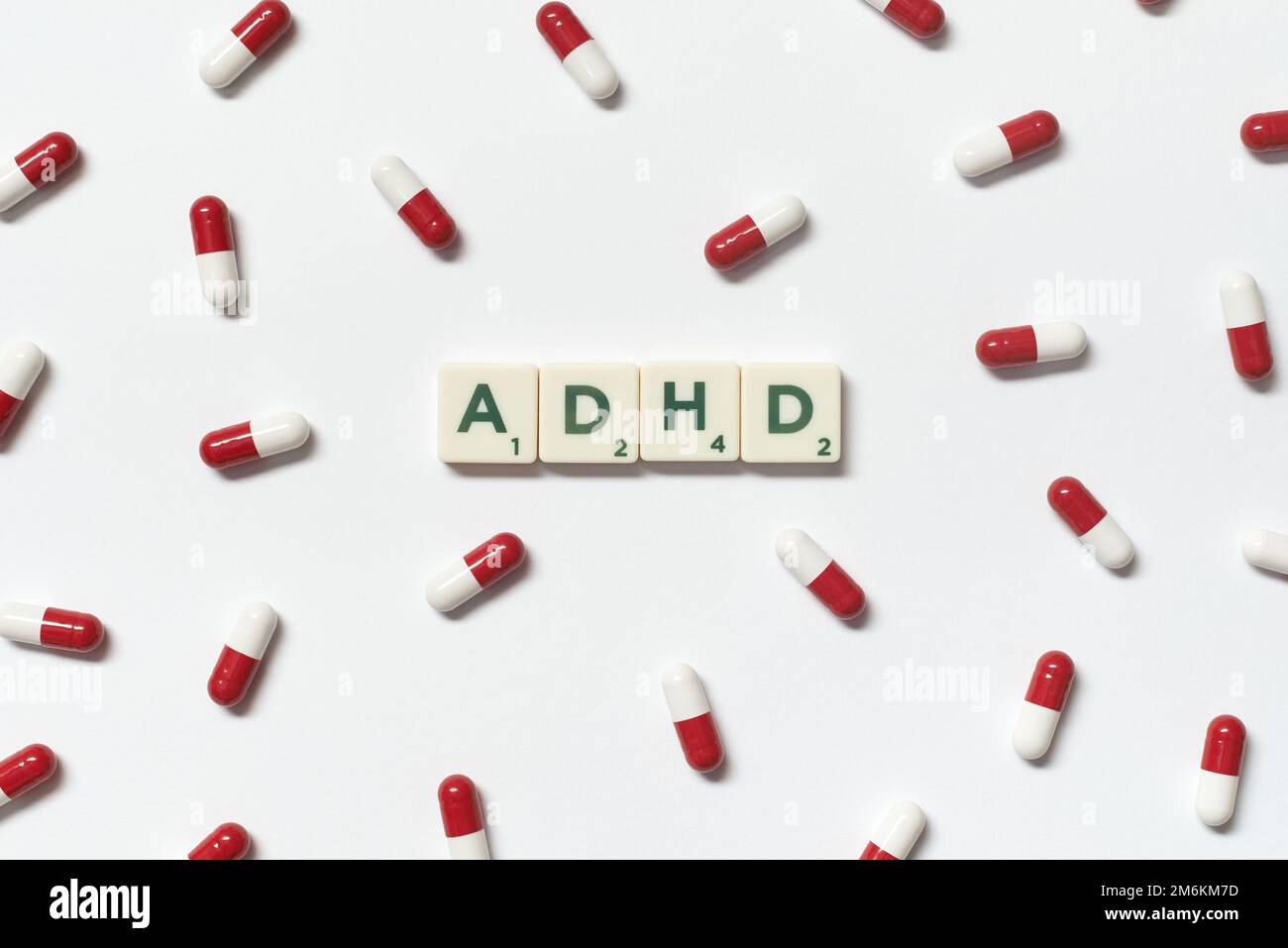 Blocchi ADHD e pillole farmaceutiche su bianco. Foto Stock