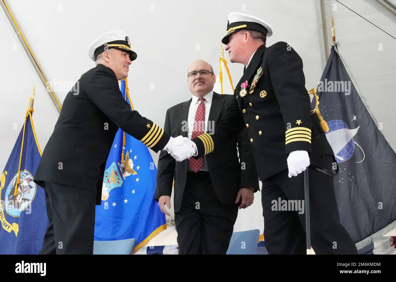 Philip Mlynarski, a sinistra, comandante in entrata del Naval Surface Warfare Center Dahlgren Division (NSWCDD), scuote le mani con il capitano Stephen 'Casey' Plew, comandante uscente del NSWCDD, come Mark Oesterreich, Naval Surface/Undersea Warfare Centers Headquarters Capo dello staff si occupa di una cerimonia di cambio di comando presso il Potomac River Test Range, aprile 29. Foto Stock