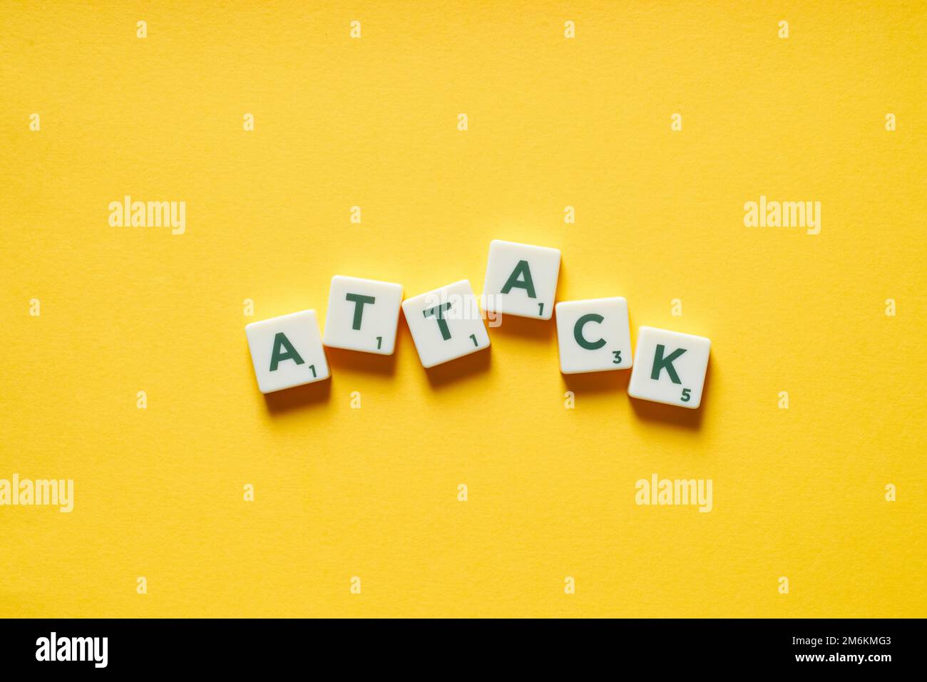 Attacco formato da piastrelle scrabble. Foto Stock