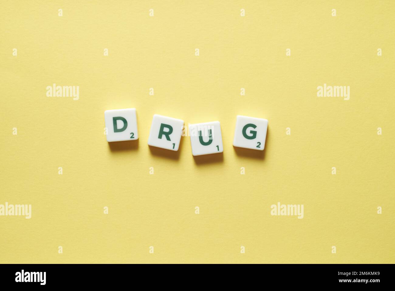Farmaco formato da piastrelle scrabble. Foto Stock
