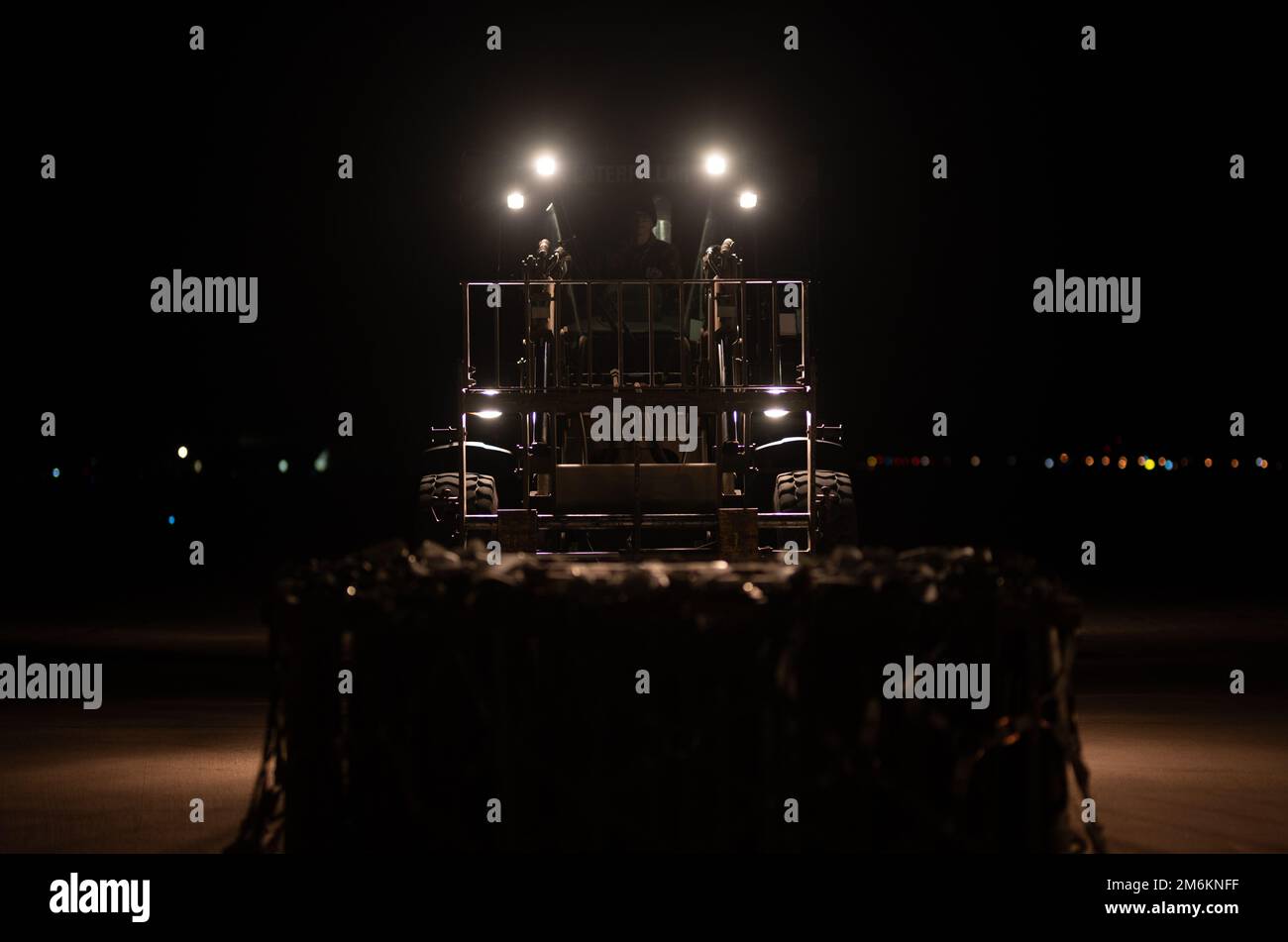 NEGLI STATI UNITI Airman in un carrello elevatore 10K per tutti i terreni, assegnato alla 621st Contingency Response Wing, posiziona un pallet di carico nell'Europa orientale, il 29 aprile 2022. La 621st Contingency Response Wing ha recentemente implementato Airmen come elemento di risposta alle emergenze per spostare le risorse a supporto degli Stati Uniti Operazioni di comando europee. Foto Stock