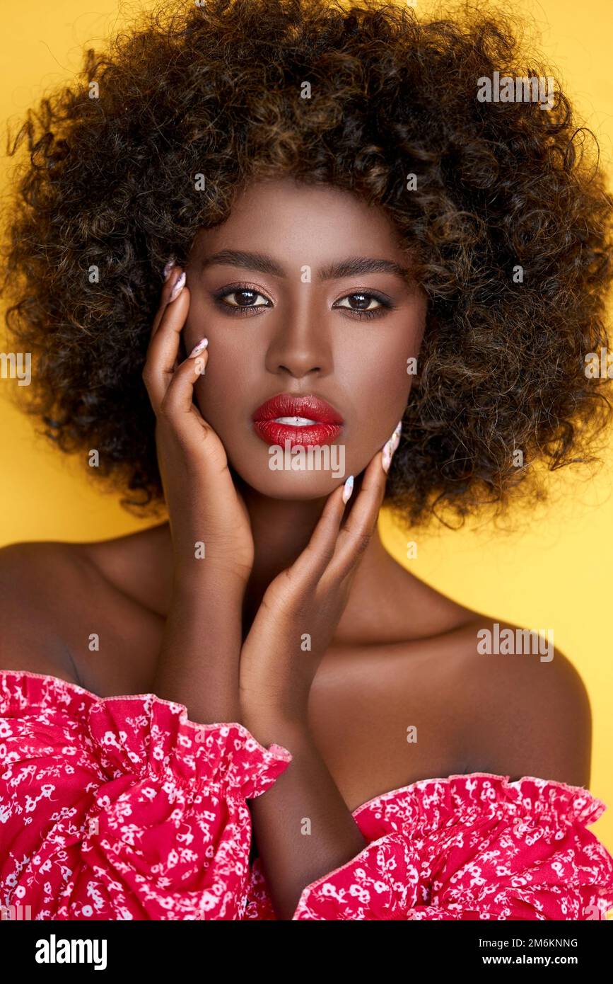 Donna nera con trucco in studio Foto Stock