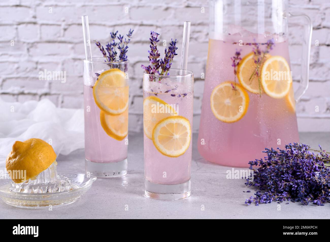 Cocktail estivo in lavanda Foto Stock