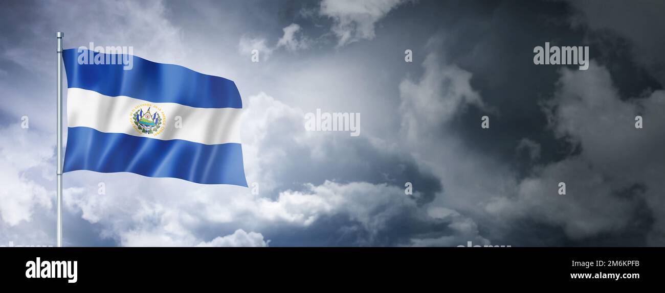 Bandiera Salvadoran su un cielo nuvoloso Foto Stock