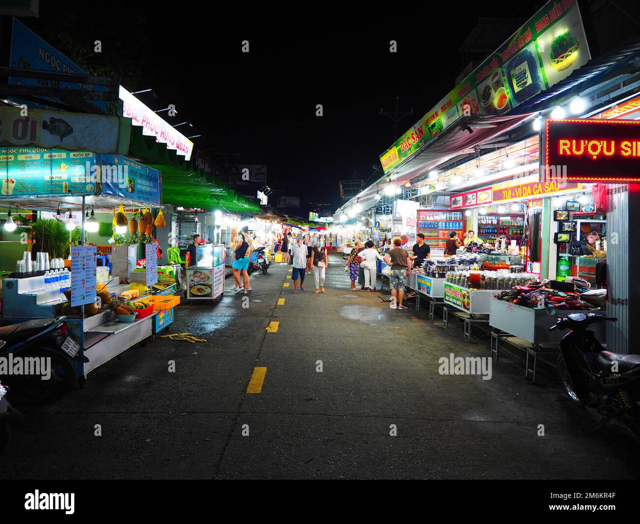 Vita notturna e mercato notturno per le strade di Duong Dong, Phu Quoc, Vietnam #Asia #Vietnam #aroundtheworld #SouthEastAsia #slowtravel #loveasia Foto Stock