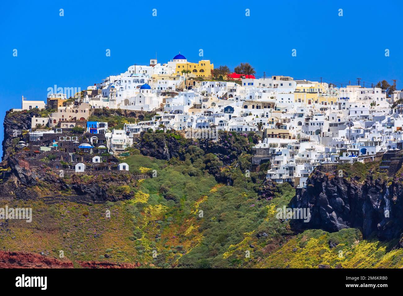 Chiesa e case a Santorini, Grecia Foto Stock