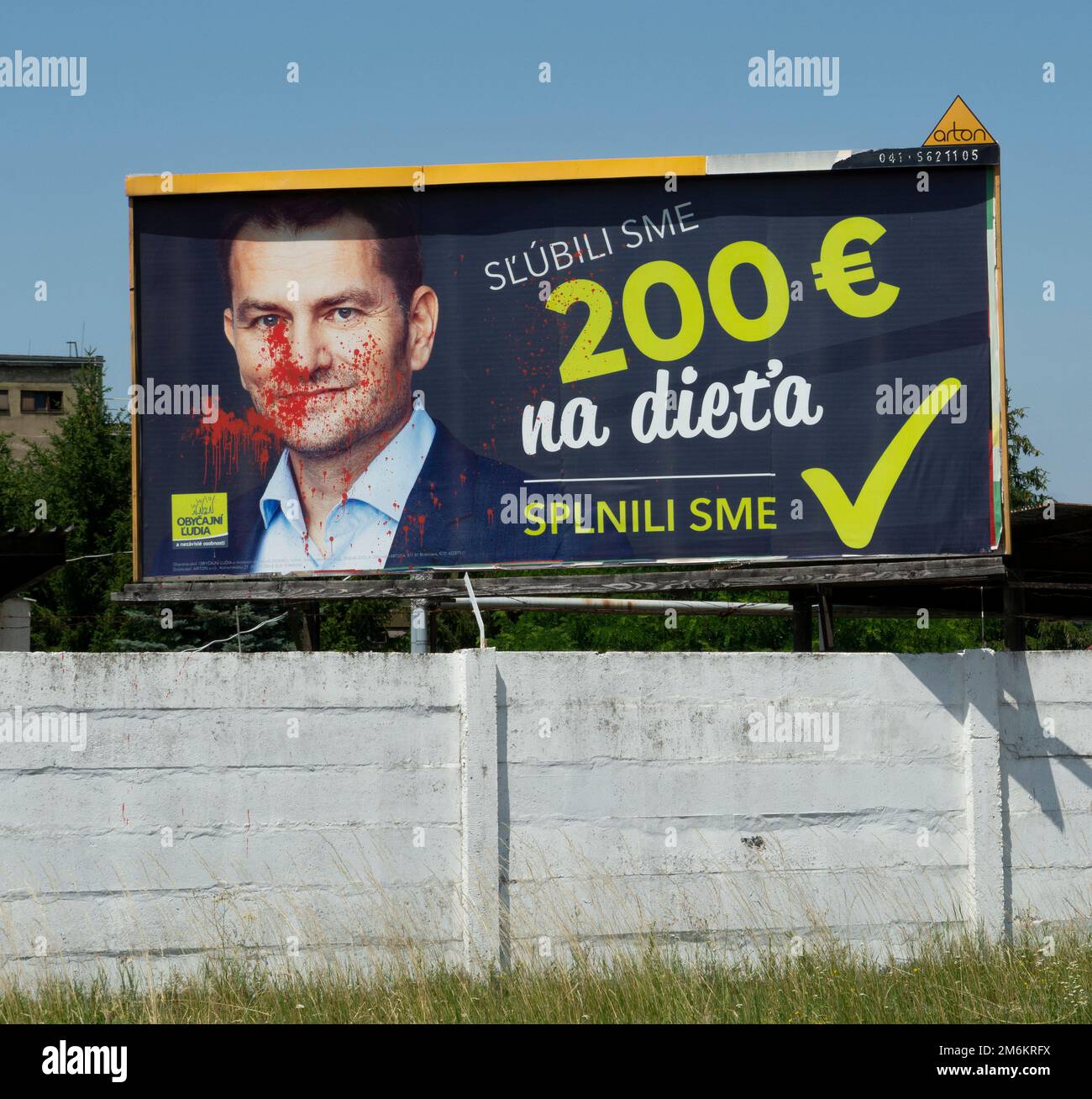 Ziar nad Hronom, Slovacchia - 2 luglio 2022 : il politico slovacco Igor Matovic sul cartellone, con spruzzi di vernice rossa sull'annuncio Foto Stock