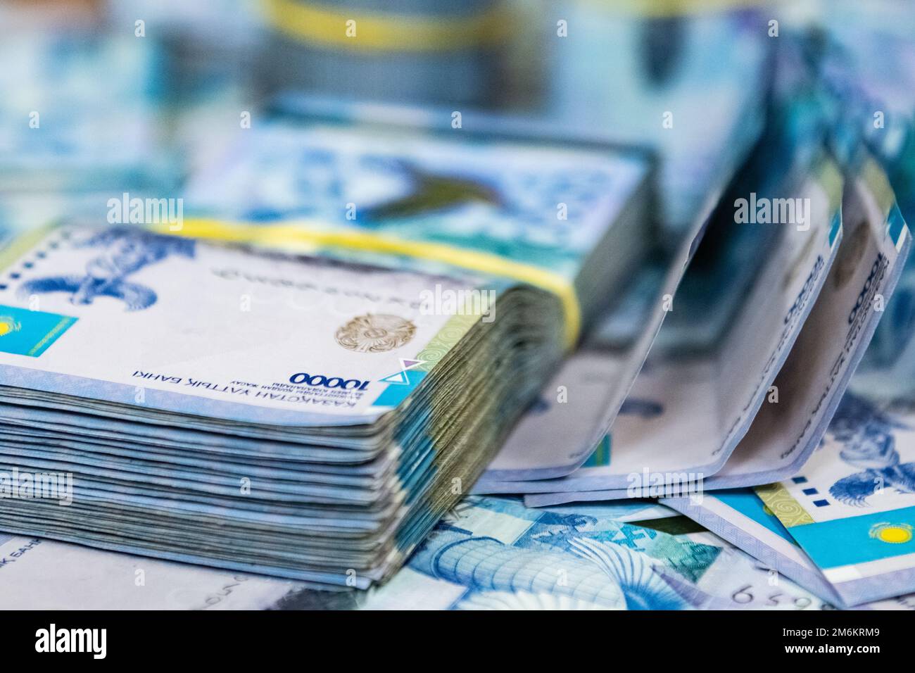 Folta borra di denaro contante sul tavolo Foto Stock