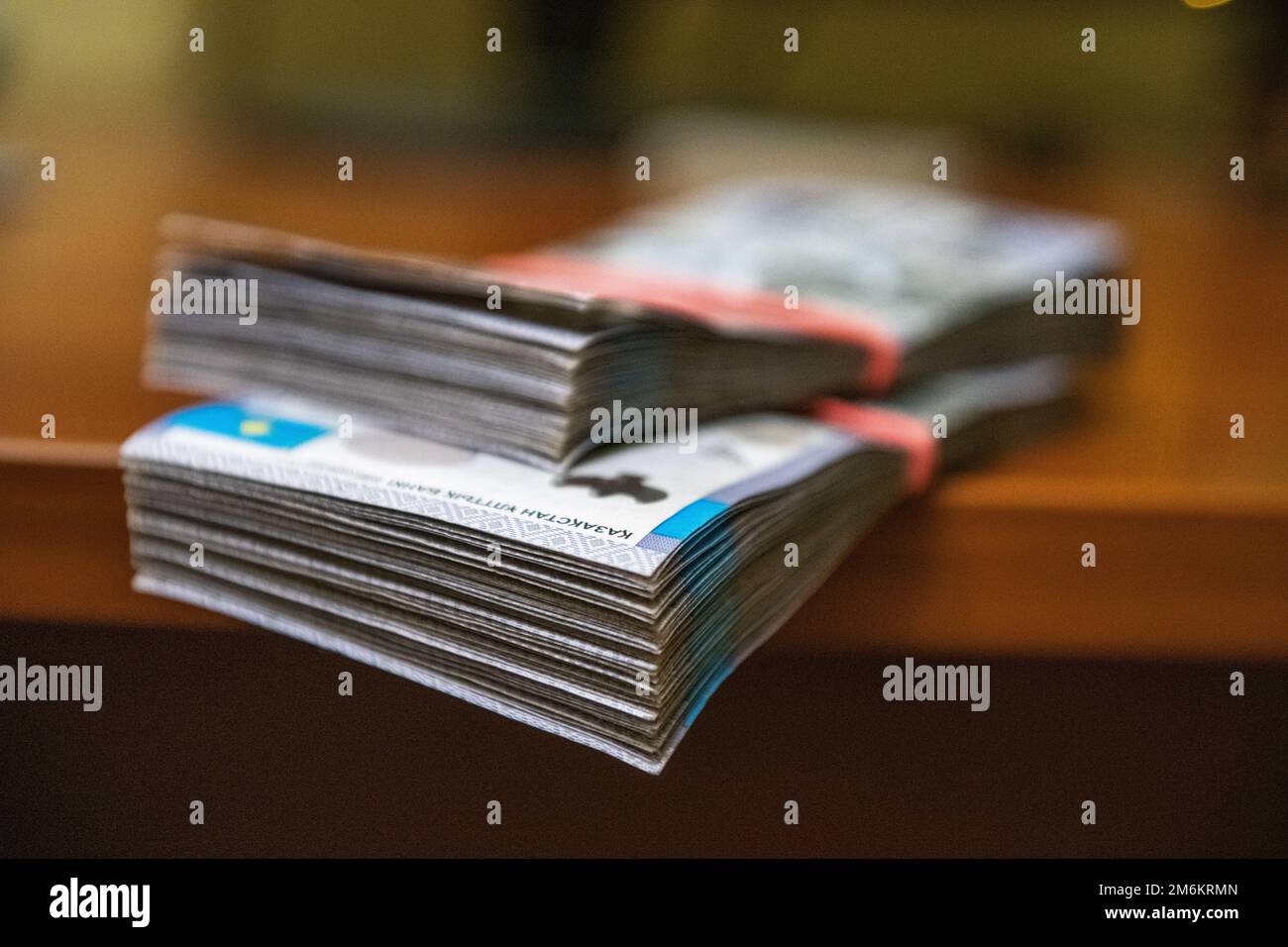 Folta borra di denaro contante sul tavolo Foto Stock