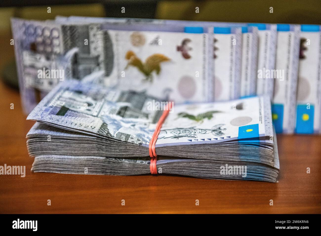 Folta borra di denaro contante sul tavolo Foto Stock