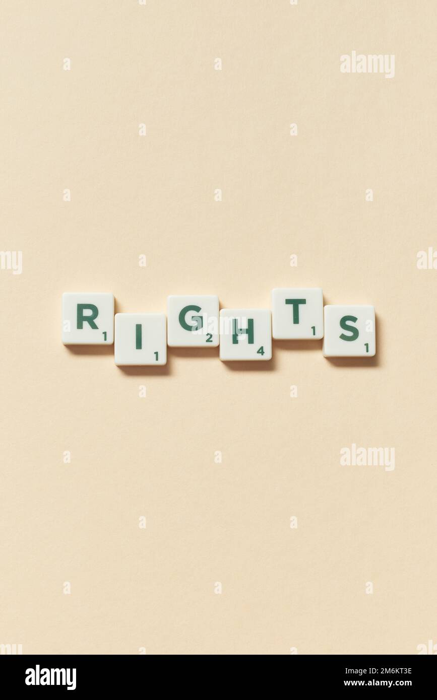 Diritti formati di scrabble piastrelle su sfondo beige. Foto Stock