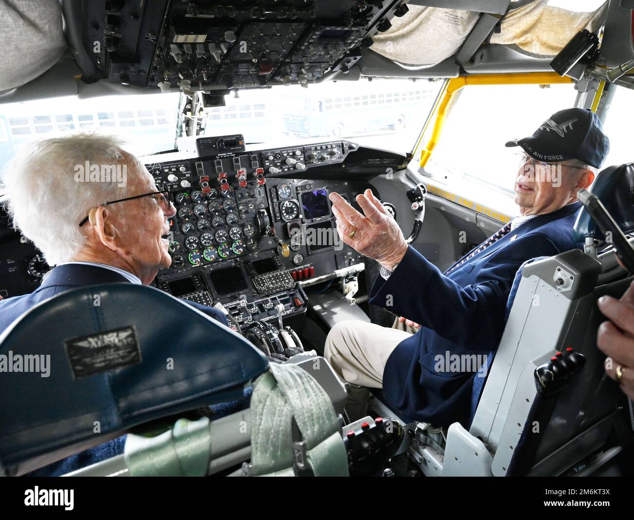 KC-135R Stratotanker, numero di serie 60-0329, è arrivato al Museo Nazionale degli Stati Uniti Air Force il 30 aprile 2022 diventerà parte della collezione permanente del museo presso la base dell'aeronautica militare Wright-Patterson di Dayton, Ohio. Il jet è stato consegnato dalla Hawaii Air National Guard Wing del 154th. Nel 1967, l'equipaggio di questa petroliera è stato premiato con il MacKay Trophy per il volo più meritorio dell'anno dopo aver rifornito sei Stati Uniti Velivoli della Marina che erano pericolosamente a basso consumo di carburante. Il volo includeva un breve rifornimento su tre livelli di due velivoli della Marina militare e un rifornimento aggiuntivo di due combattenti dell'aeronautica militare. C Foto Stock