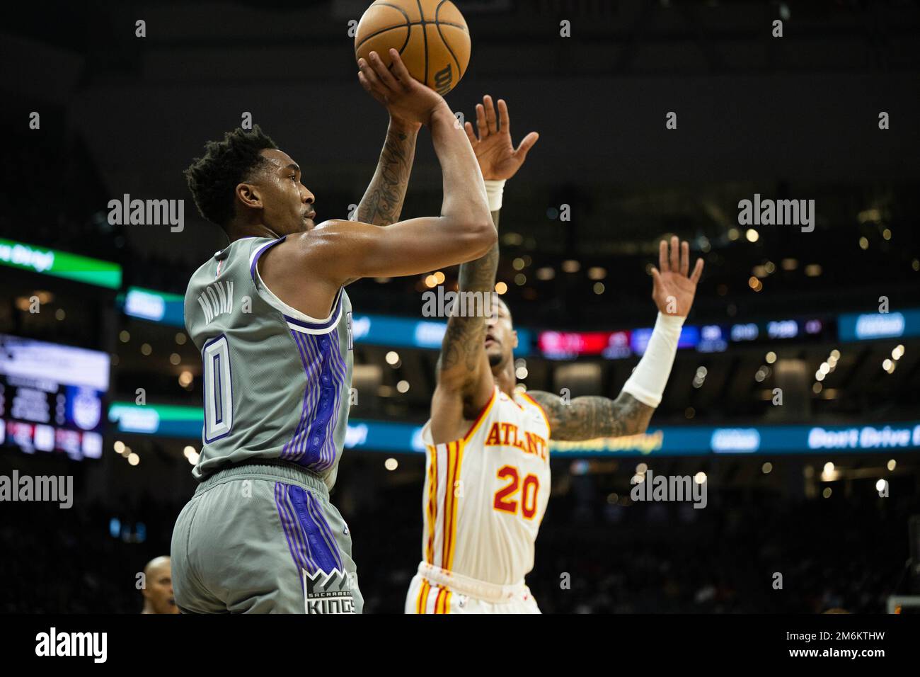 4 gennaio 2023, Sacramento, CA, USA: Sacramento Kings Guard Malik Monk (0) spara sugli Atlanta Hawks avanti John Collins (20) per un cestino durante una partita al Golden 1 Center di Sacramento, mercoledì 4 gennaio 2023. (Credit Image: © Paul Kitagaki Jr./ZUMA Press Wire) Foto Stock