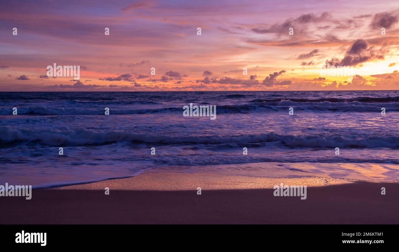 Tramonto sulla spiaggia di Phuket Thailandia Foto Stock