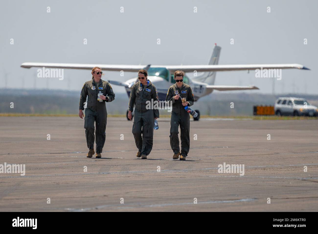 Tre piloti dello Squadrone Airlift 40th camminano verso un C-130J Super Hercules sul campo di Avenger a Sweetwater, Texas, durante il 80th Women Airforce Service Pilot Homecoming, 30 aprile 2022. Il WASP Homecoming del 80th si è tenuto in concomitanza con il Dyess Women’s Summit in onore del programma WASP e per insegnare ai partecipanti i contributi che le donne hanno dato ai militari statunitensi. Foto Stock