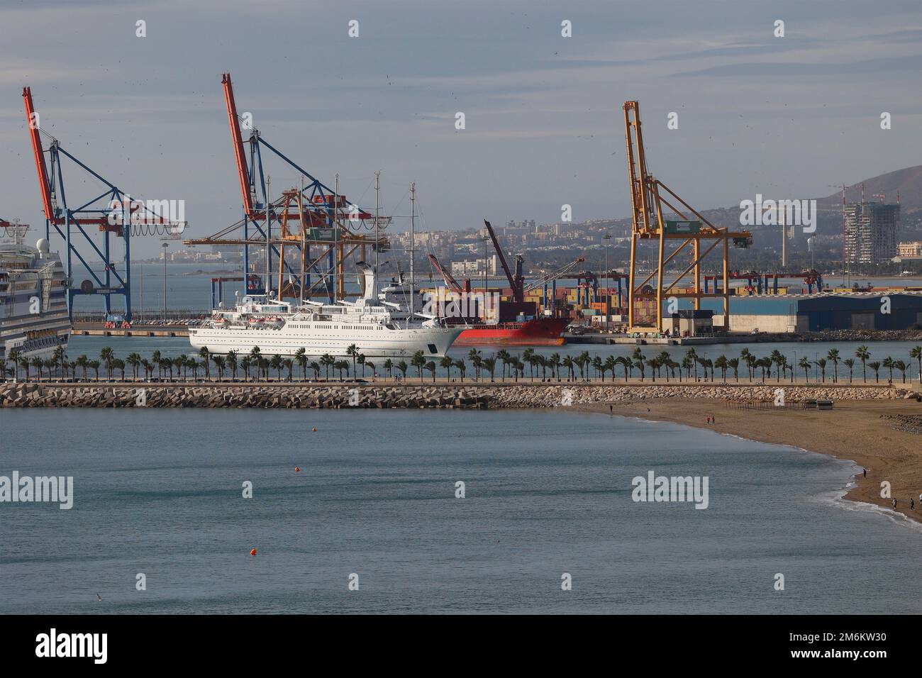 Nave da crociera Wind Surf arrivando nel porto di Malaga, Andalucia, Spagna, Europa. Foto Stock
