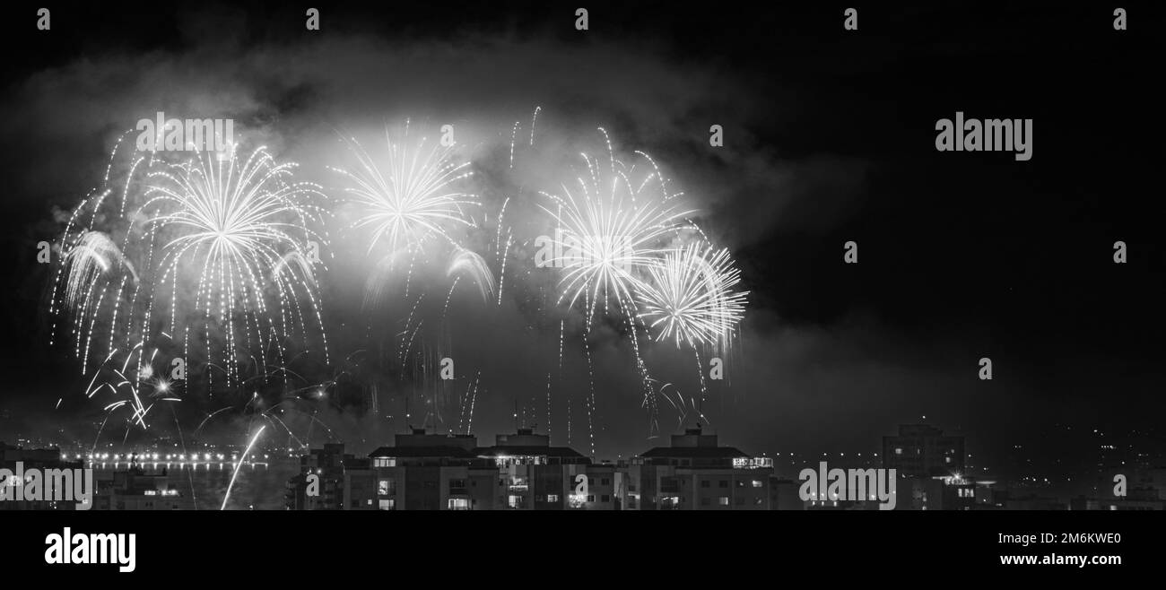 NITERÓI, RIO DE JANEIRO, BRASILE – 01/01/2023: Foto notturna dell'arrivo del nuovo anno (Réveillon) in bianco e nero con fuochi d'artificio nel cielo di A. Foto Stock