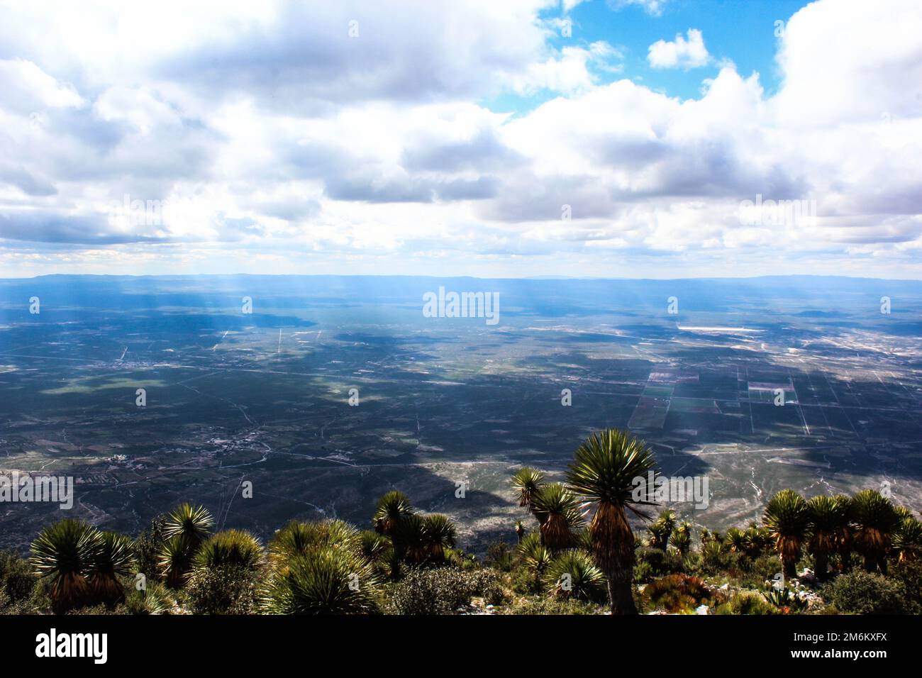 Un'immagine aerea del cielo nuvoloso e dei giganteschi pugnali spagnoli con una vasta pianura verde sottostante Foto Stock