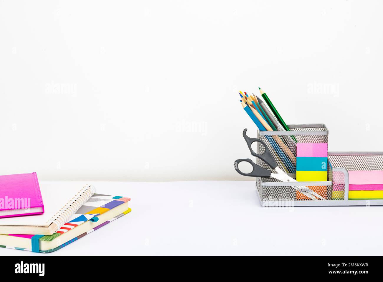 Installazione di un'area di lavoro ordinata, strumenti da scrivania per la scrittura, disposizione di un ufficio intelligente, tavolo di studio, prendere appunti, disegni di una stanza fresca, Org Foto Stock
