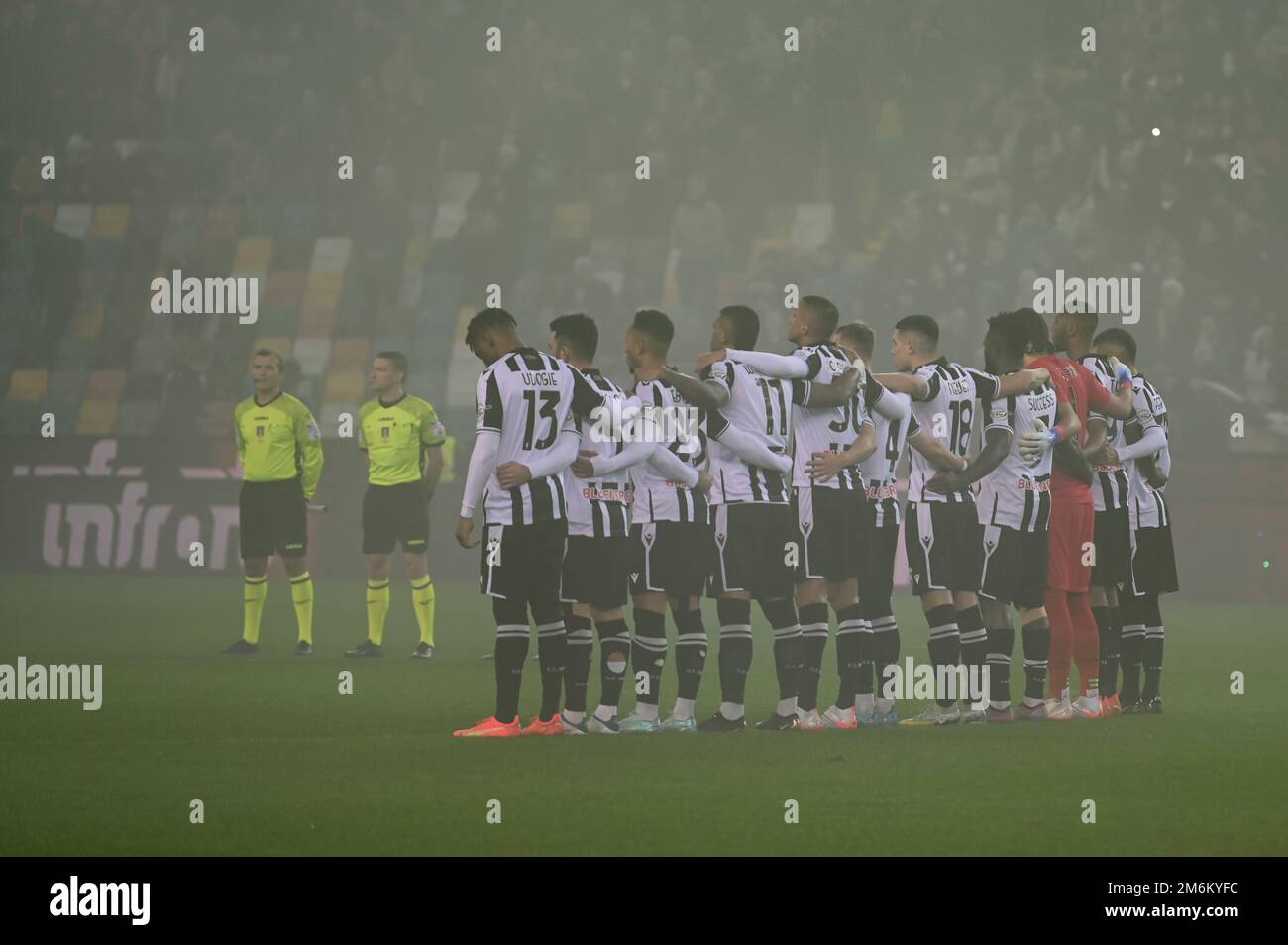 Friuli - Stadio Dacia Arena, Udine, 04 gennaio 2023, Udinese Calcio si è schierato per un minuto di raccoglimento per onorare il passaggio di Pele' (Edson Arantes do Nascimento) durante Udinese Calcio vs Empoli FC - Campionato italiano di calcio Serie A match Foto Stock
