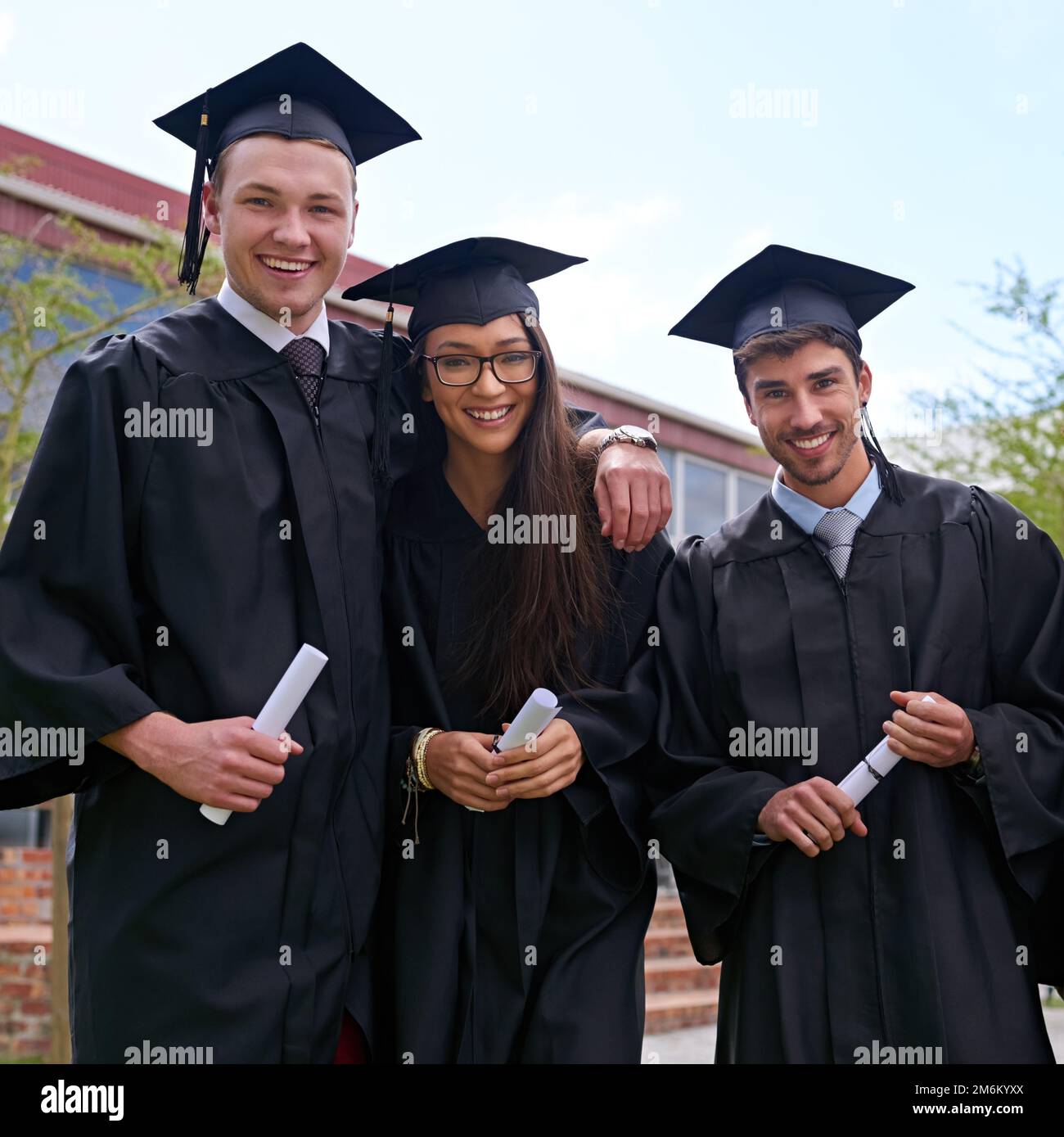 Classe di successo. sorridendo gli studenti universitari il giorno della laurea. Foto Stock