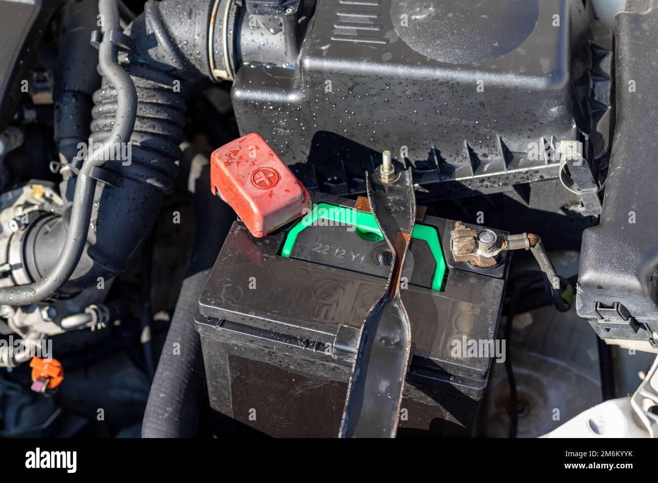 Batteria a secco in un primo piano del vano motore dell'auto Foto Stock