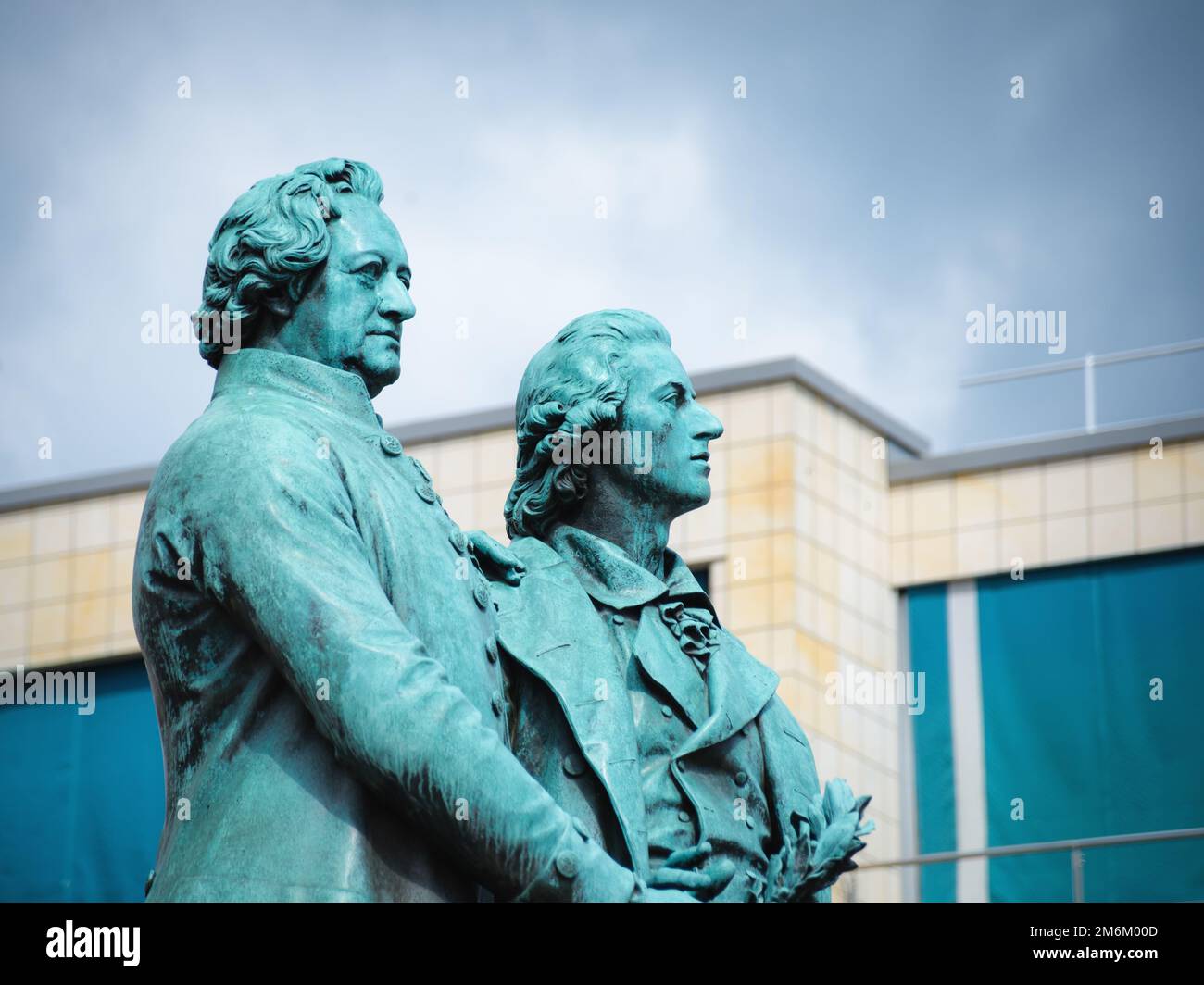 Primo piano della statua di Goethe e Schiller a Weimar, Germania. Foto Stock