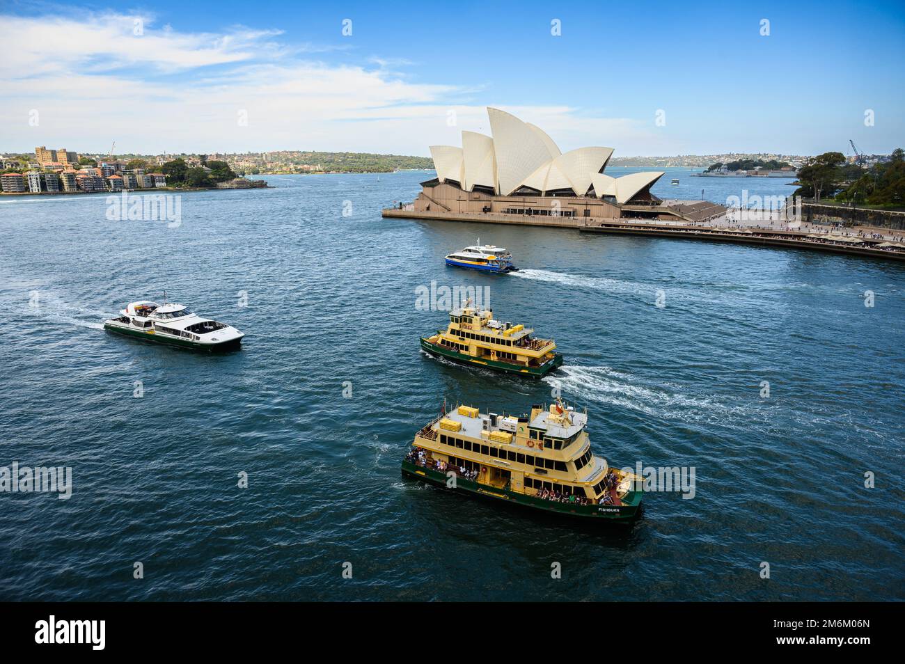Traghetti di Circular Quay in una giornata d'estate con vista sull'Opera House di Sydney, Australia Foto Stock