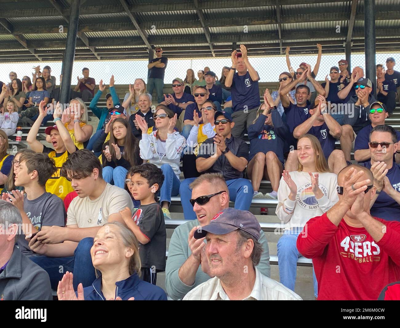 La folla si festella per le cerimonie di chiusura mentre il college militare statunitense riceve il trofeo Jim Thorpe Sports Days, il 30 aprile. Foto Stock